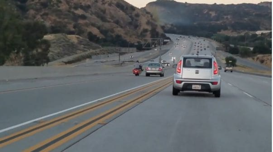 Todo inició con una patada del motociclista a la puerta del vehículo. (Captura de pantalla)