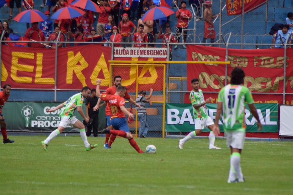 Alessandro Del Piero marc&oacute; el gol de la victoria para Municipal. (Foto: Javier Grazioso/Soy502)