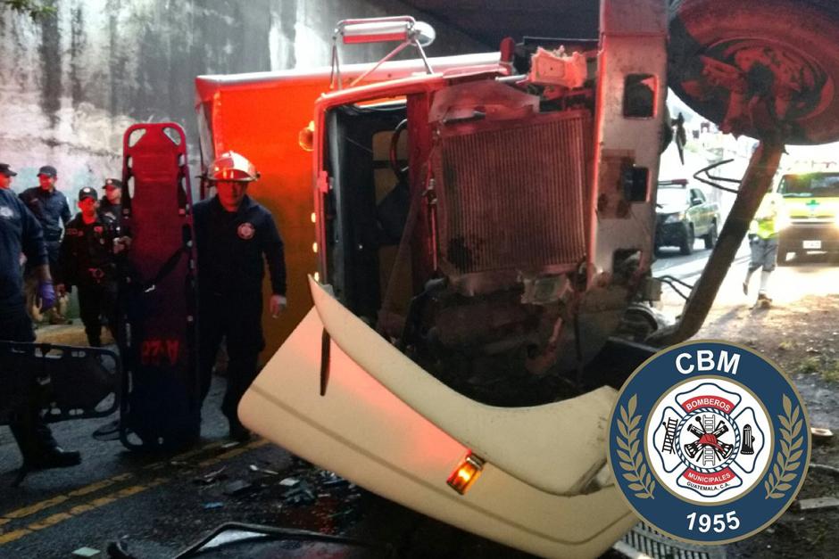 Este cami&oacute;n cay&oacute; sobre la v&iacute;a exclusiva que de la zona 8 conduce hacia la zona 3. (Foto: Bomberos Municipales)