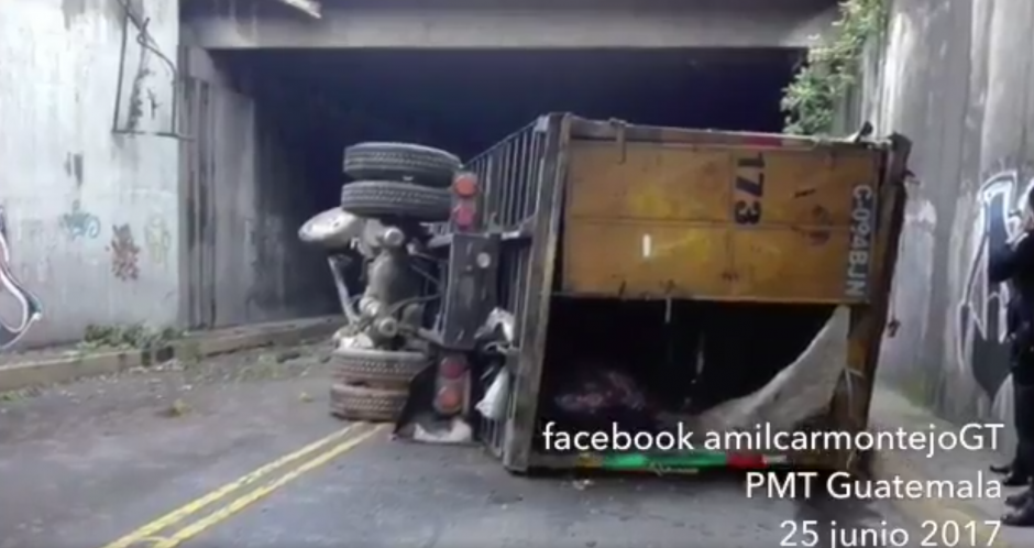 El cami&oacute;n cay&oacute; sobre el viaducto de la v&iacute;a auxilar de la Calzada Roosevelt. (Foto: Amilcar Montejo)