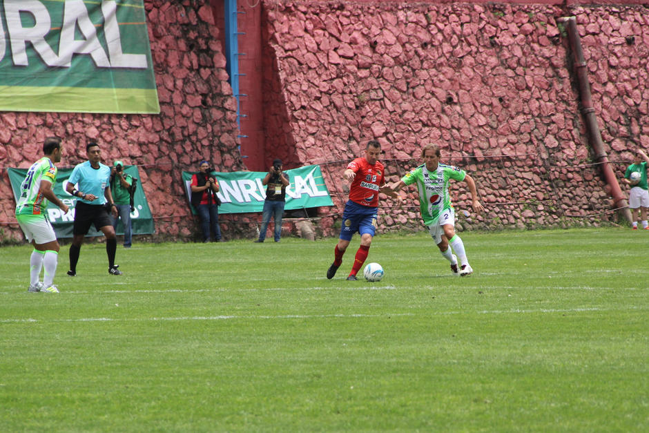 Alessandro del Piero y Michel Salgado disputan el balón en la mitad del campo. (Foto: Fredy Hernández/Soy502)