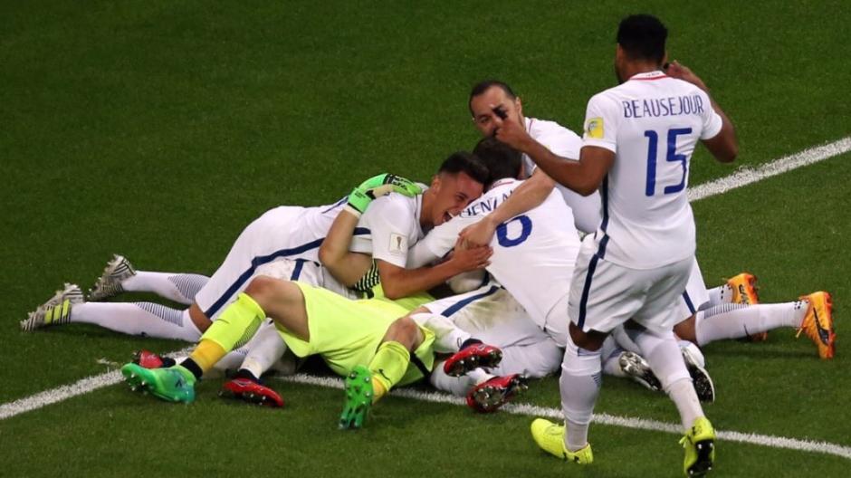 Claudio Bravo dio la arenga a sus compa&ntilde;eros antes de lo penaltis y predic&oacute; con el ejemplo. (Foto: Twitter)