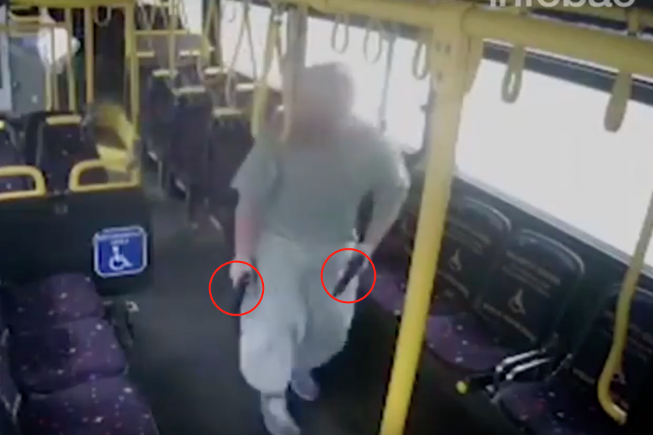 El hombre sac&oacute; sus armas dentro del bus y desat&oacute; una balacera que dej&oacute; un muerto y dos heridos. (Imagen: captura de pantalla)