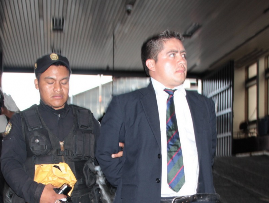 El hombre llevaba una pistola y 60 balas. (Foto: PNC)&nbsp;