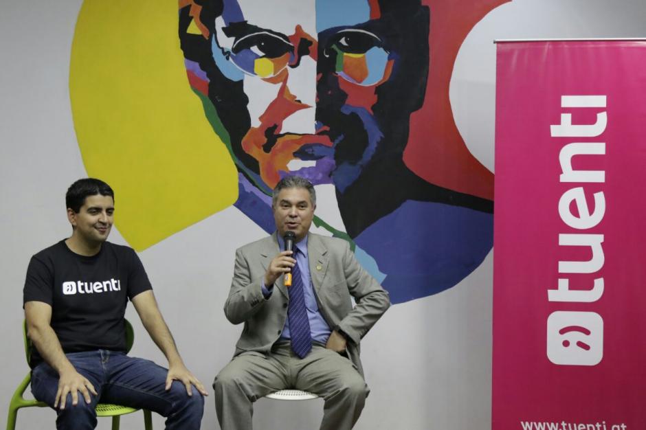 El superintendente de Telecomunicaciones, Raul Solares y&nbsp;el CEO de Tuenti, Jorge Dighero. (Foto: Alejandro Bal&aacute;n/Soy502)