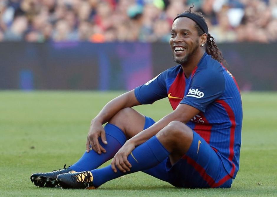 Ronaldinho mostr&oacute; que a&uacute;n posee la magia en sus pies. (Foto: AFP)
