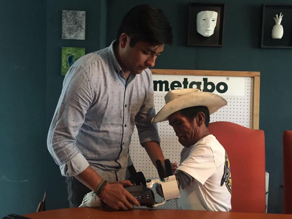 Don Tanislao, de 64 a&ntilde;os de edad, recibi&oacute; una pr&oacute;tesis hecha con una impresora 3D. (Foto: Imprende/Facebook)
