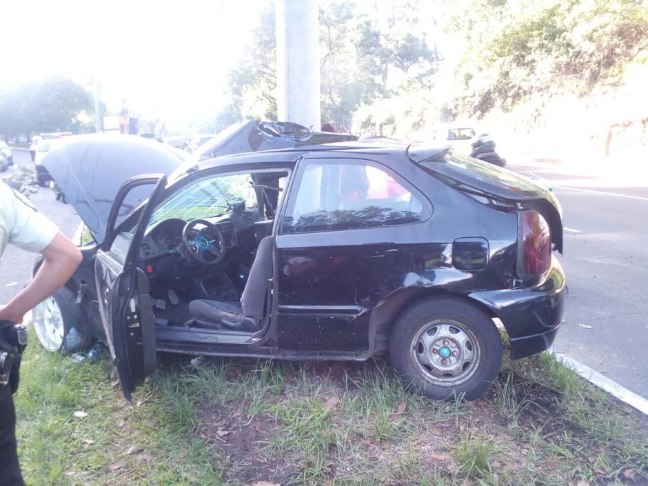 Un veh&iacute;culo perdi&oacute; el control y choc&oacute; contra un poste en el bulevar El Naranjo. (Foto:&nbsp;Pablo Morales/Twitter)