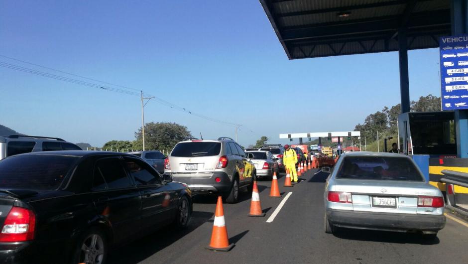 El peaje hacia la Costa Sur ya reporta congestionamiento desde la ma&ntilde;ana. (Foto: Wilder L&oacute;pez/Soy502)