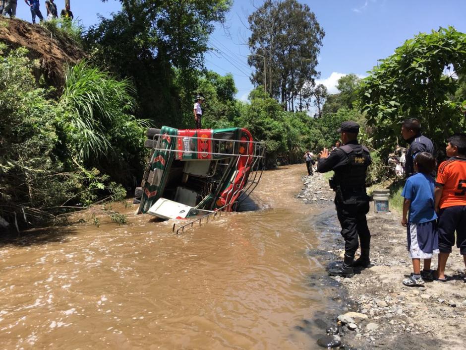 El autob&uacute;s cay&oacute; en una hondonada en la ruta hacia el Pac&iacute;fico. (Foto: Bomberos Voluntarios)