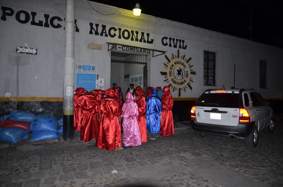 Los huelgueros llevaron comida y bebidas a los elementos policiales. (Foto: Erick Colop/Stereo 100)