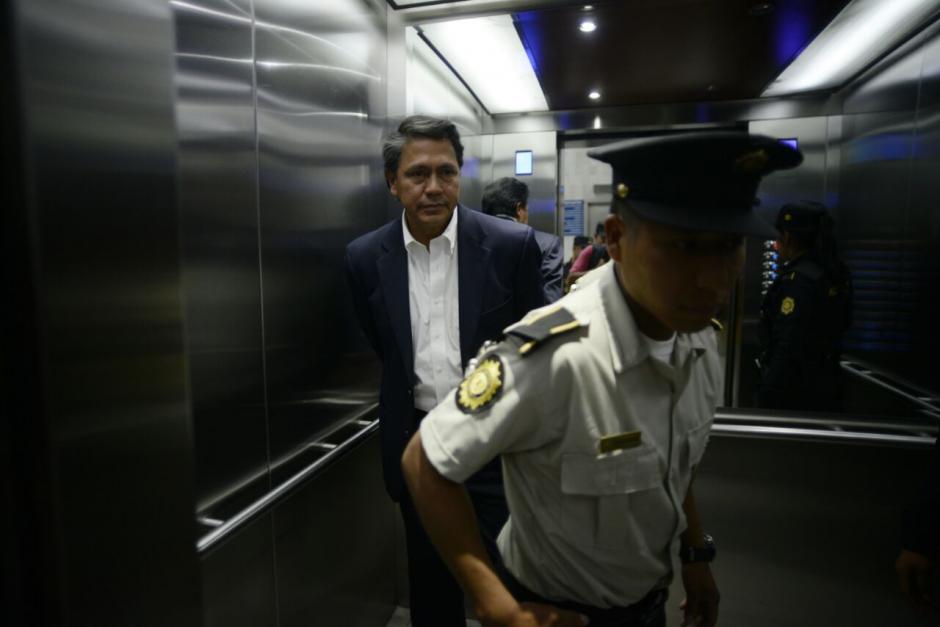 Juan David Alcázar sale de tribunales. (Foto: Wilder López/Soy502) 