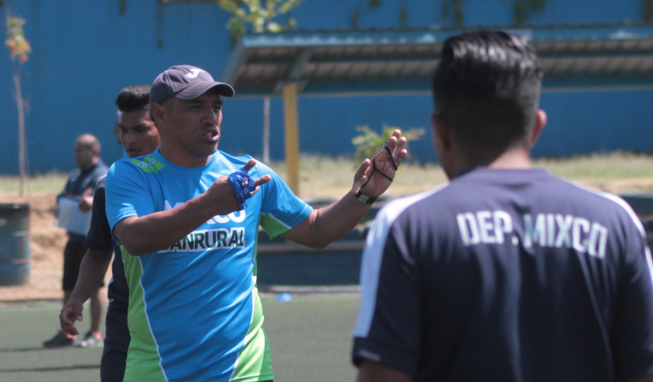Plata ya dirigi&oacute; a su equipo en las canchas del Roosevelt. (Foto: Luis Barrios/Soy502)