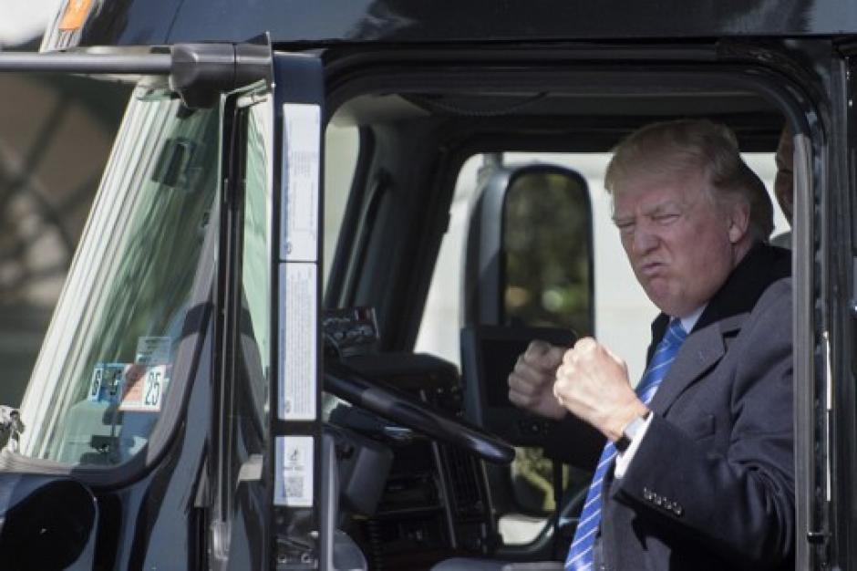 Donald Trump subi&oacute; a un tr&aacute;iler luego de una reuni&oacute;n con representantes de la Asociaci&oacute;n Americana de Camiones (ATA). (Foto: AFP)