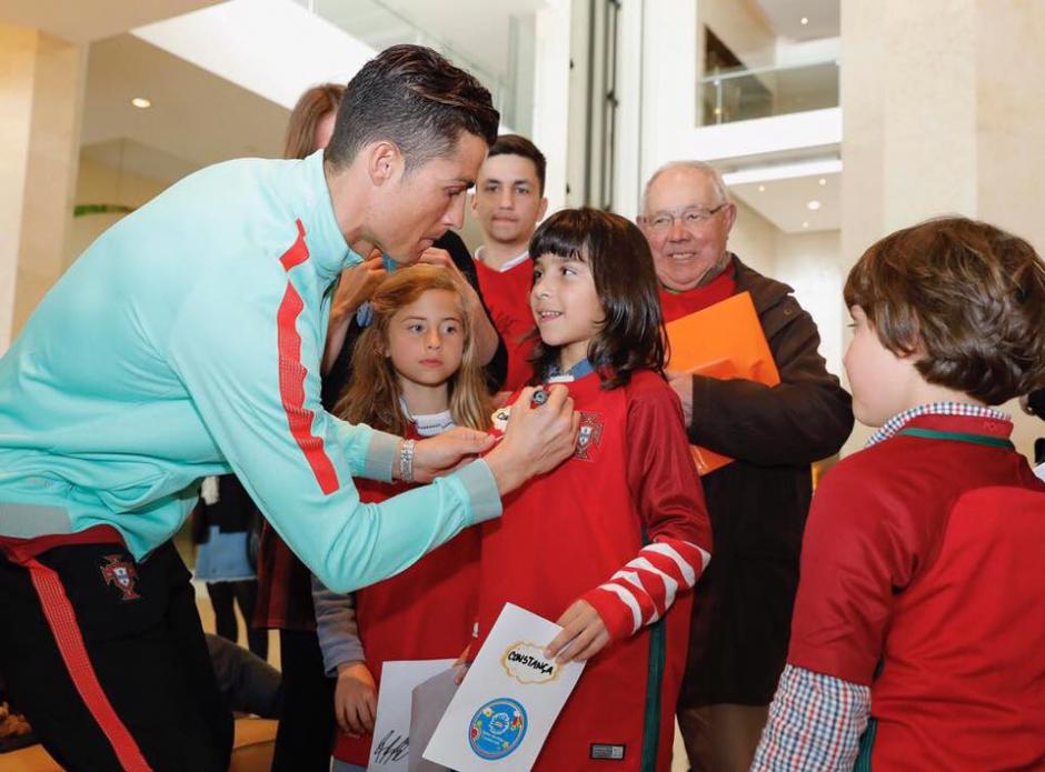 CR7 firm&oacute; aut&oacute;grafos y alent&oacute; a los ni&ntilde;os a seguir luchando. (Foto: Twitter)