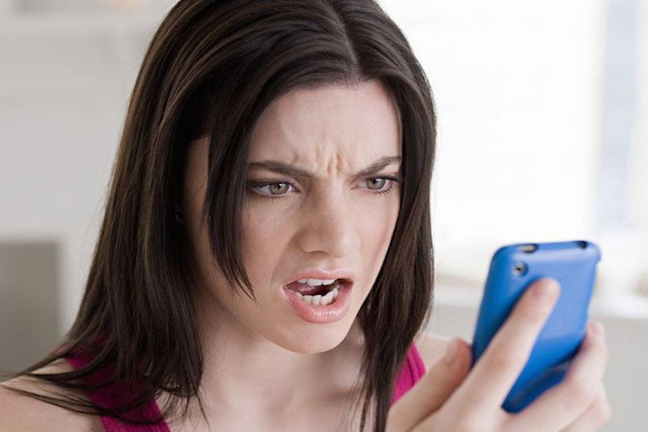 La mujer era espiada por medio de 18 aplicaciones instaladas en su tel&eacute;fono celular. (Foto: Ok Chicas)