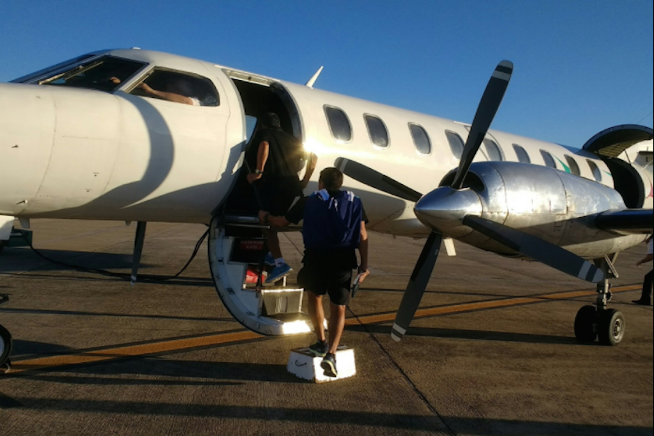 Momento en que parte del plantel del Racing aborda uno de los aviones contratados para trasladarlos a Buenos Aires. (Foto: Twitter/@RacingClub)