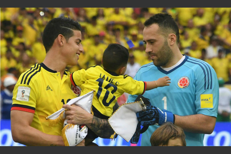 Ospina y James protagonizaron una curiosa escena durante la entonaci&oacute;n del himno nacional de Colombia. (Foto: Es Trending)