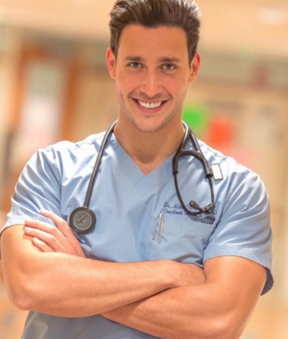 Mikhail Varshavski, conocido como el doctor Mike, es seg&uacute;n la revista People el m&eacute;dico m&aacute;s sexy del planeta. (Foto: Instagram) 