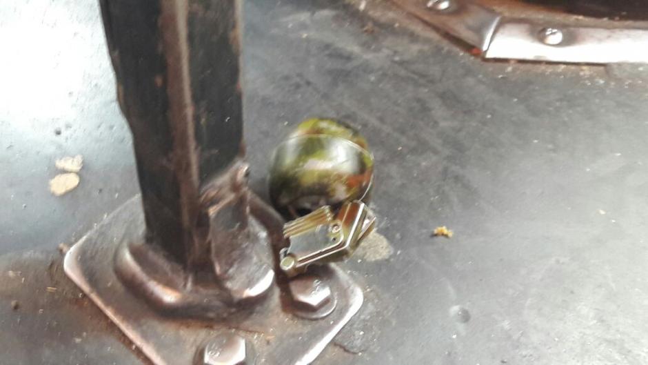 El encendedor con forma de bomba se encontraba abajo de uno de los asientos del autob&uacute;s de la ruta 36. (Foto: PNC) 