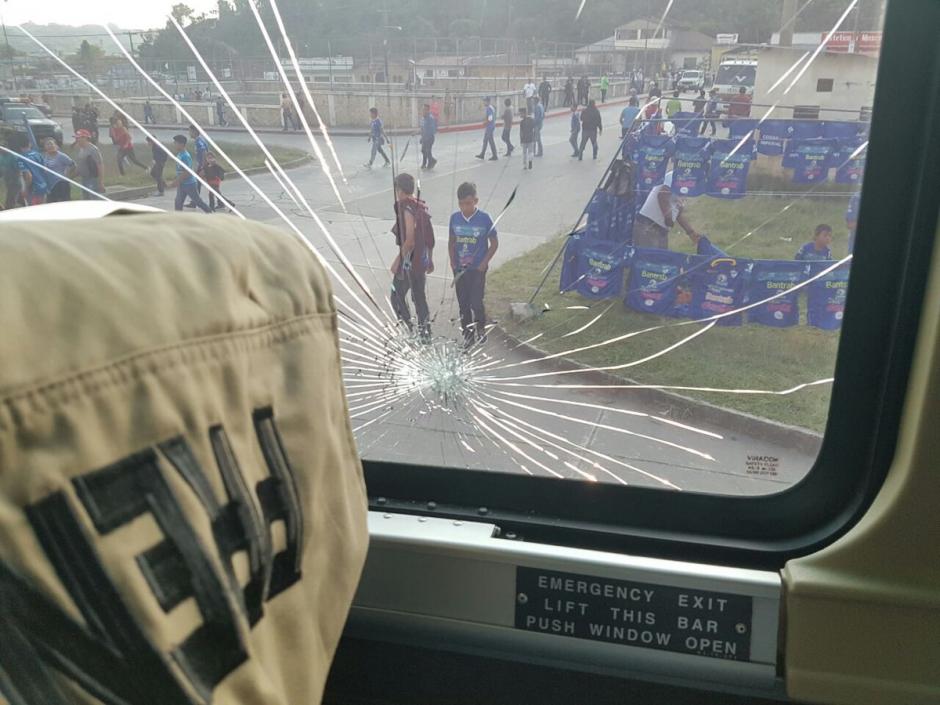 Guastatoya reporta los da&ntilde;os a su autobus en Cob&aacute;n. (Foto: CD Guastatoya) 