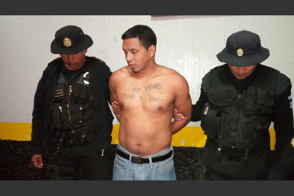 Las autoridades detuvieron a un hombre que intent&oacute; despojar de su arma a un agente de la PNC. (Foto: PNC)