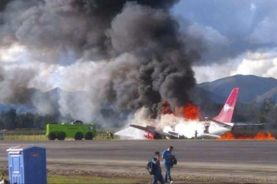El avi&oacute;n de una aerol&iacute;nea peruana logr&oacute; aterrizar pero prendi&oacute; en llamas. (Foto: Twitter)