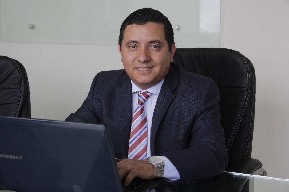 Jhony Orizabal es socio de una firma de abogados y tiene su oficina en la zona 10. (Foto: Fredy Hernández/Soy502)