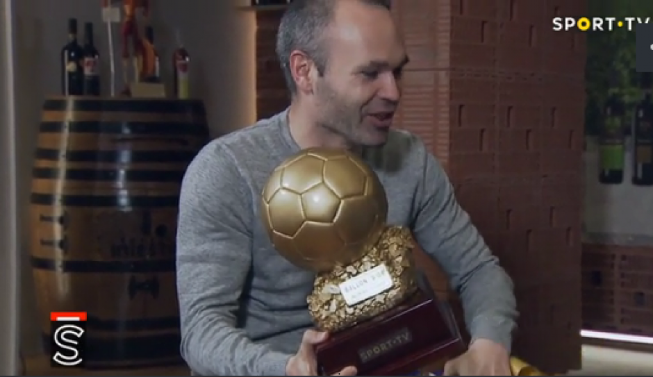 El espa&ntilde;ol, Andr&eacute;s Iniesta recibi&oacute; por fin el "Bal&oacute;n de Oro", de la mano de Simao Sabrosa. (Foto: Captura de video)