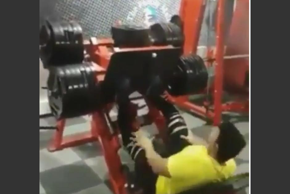 Un joven sufre una&nbsp; terrible fractura en una m&aacute;quina de ejercicios. (Foto: Captura de video)