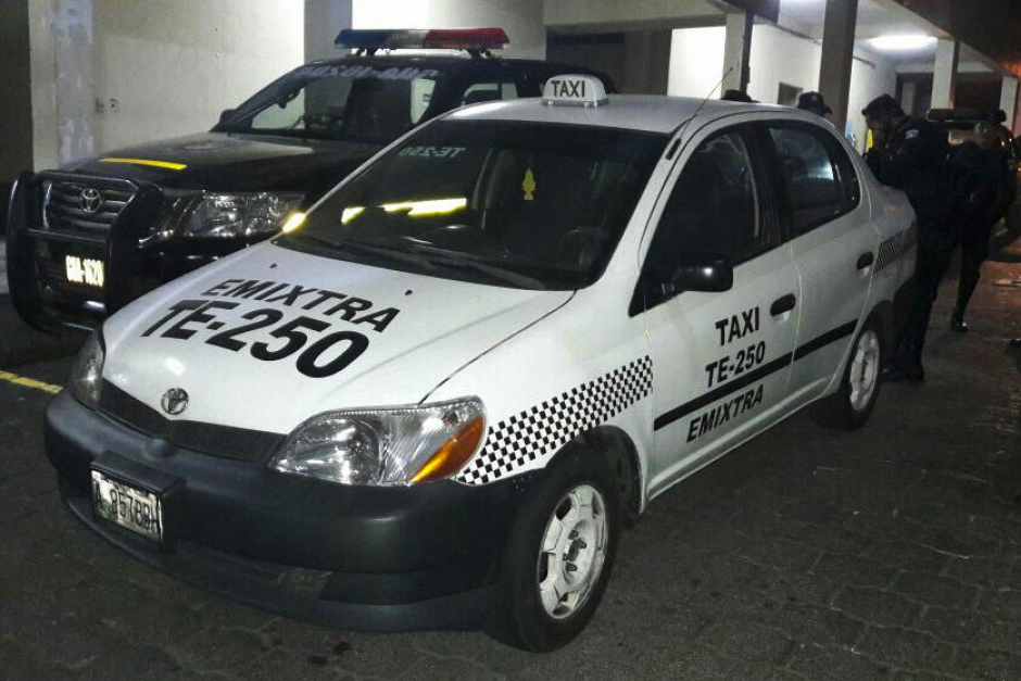 La Polic&iacute;a detuvo un taxi con presuntos delincuentes. (Foto: PNC)