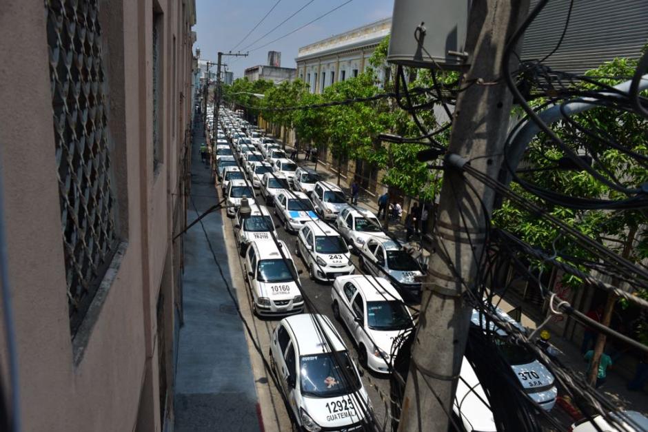 Los taxistas llegaron al Centro Hist&oacute;rico. (Foto: Jes&uacute;s Alfonso/Soy502) 