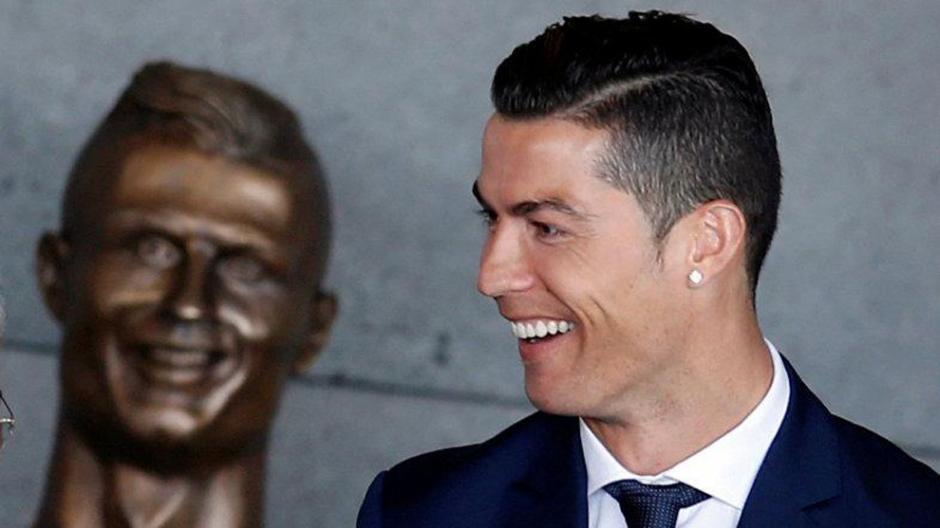 Cristiano Ronaldo y su pol&eacute;mico busto han causado revuelo mundial. (Foto: Twitter)