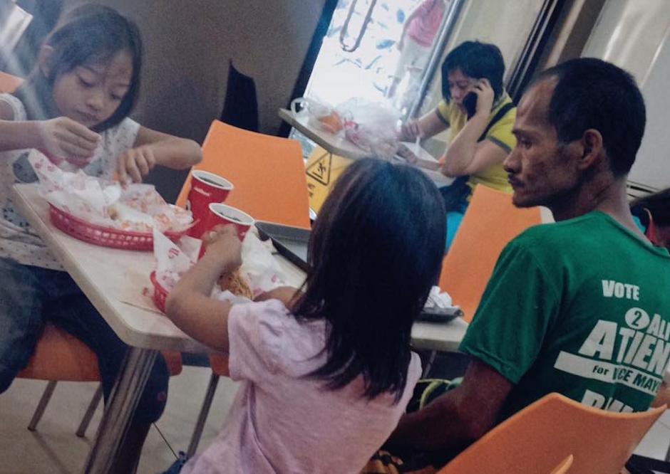 El padre llev&oacute; a sus hijas a comer a un restaurante. &Eacute;l aparentaba que no ten&iacute;a hambre. (Foto: Jhunnel Sarajan)