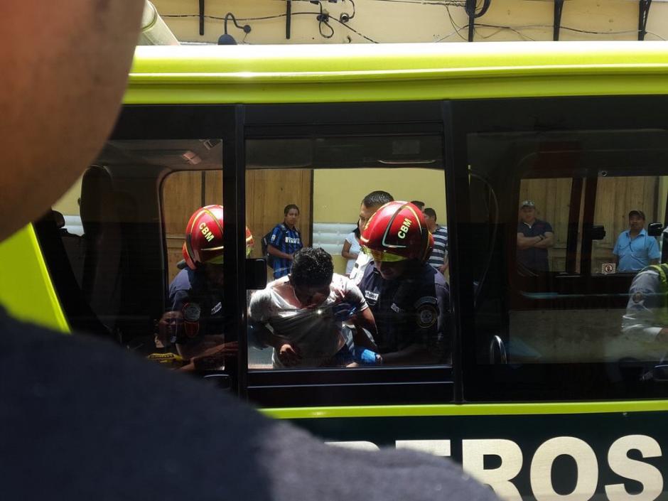 Vapulean a supuesto delincuente en el Paseo de la Sexta Avenida en la zona 1 capitalina. (Foto: @amilcarmontejo)