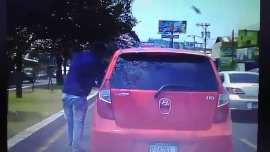 Un hombre supuestamente le rob&oacute; el celular a un conductor. (Foto: Captura de pantalla)&nbsp;