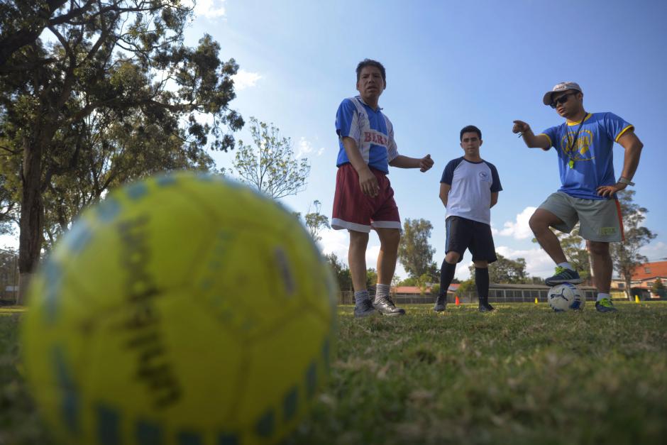 Los instructores les brindan amor y los motivan a lograr sus metas. (Foto: Wilder L&oacute;pez/Soy502)