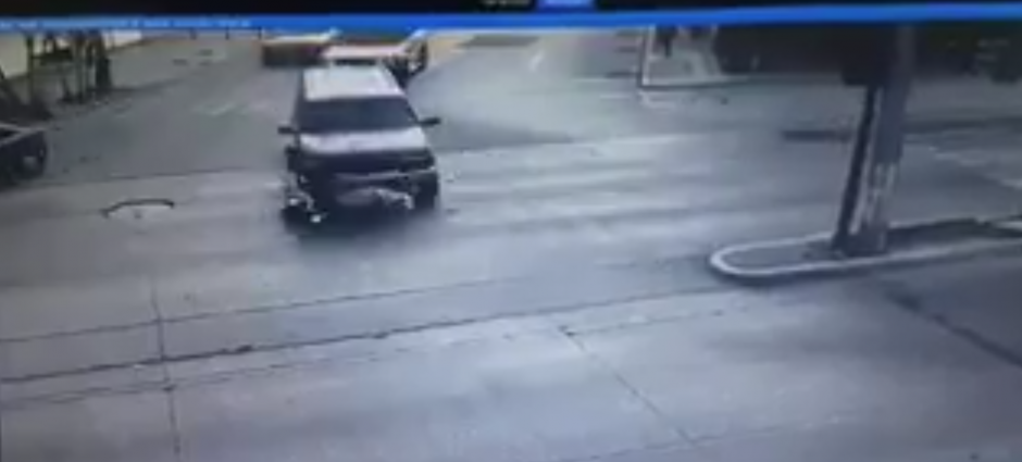 Un accidente de tr&aacute;nsito se registr&oacute; en la zona 10 capitalina. (Foto: Captura video)&nbsp;