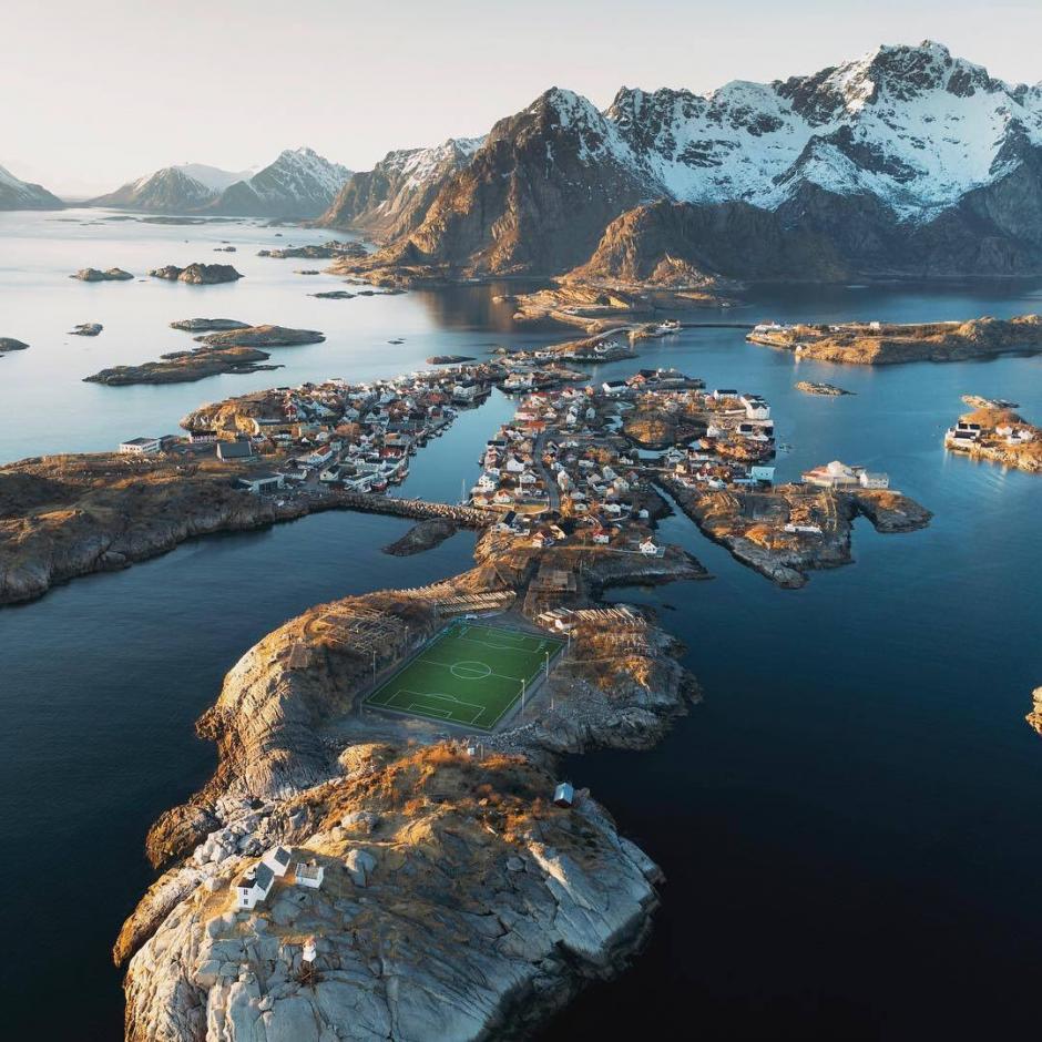 La cancha m&aacute;s espectacular del mundo est&aacute; en Noruega. (Foto: Instagram)