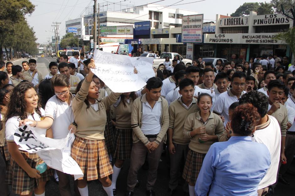 En redes sociales, muchos comentarios han culpado a los estudiantes de la tragedia ocurrida a raíz de la protesta sobre la Calzada San Juan. (Foto: Jorge Sente/Nuestro Diario).