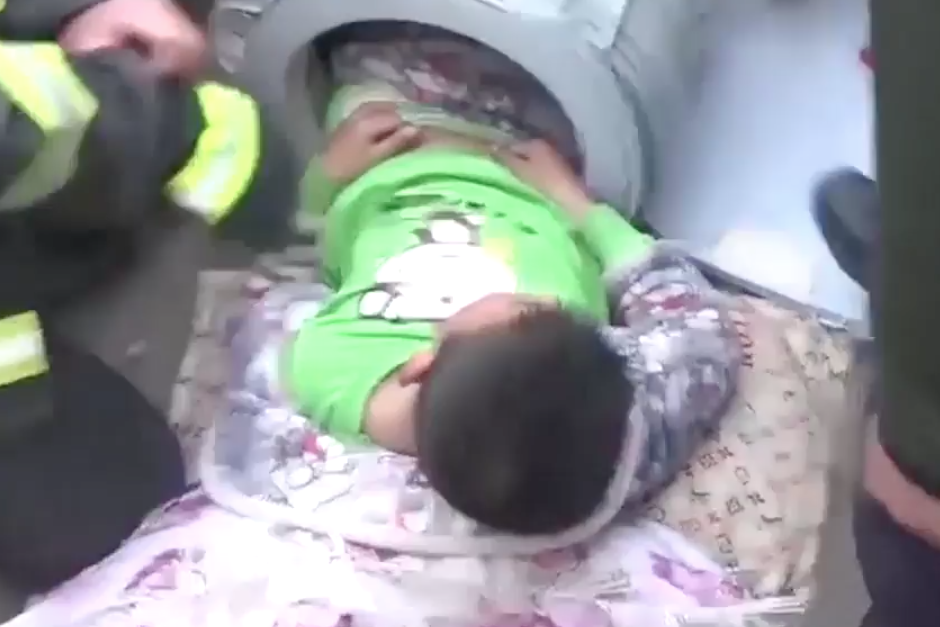 El peque&ntilde;o acept&oacute; un reto que afortunadamente &uacute;nicamente le dej&oacute; peque&ntilde;os rasgu&ntilde;os. (Imagen: captura de pantalla)