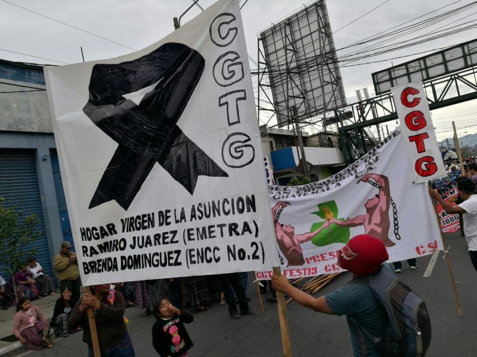 En las consignas se acordaron de las &uacute;ltimas tragedias que vivi&oacute; el pa&iacute;s. (Foto: Wilder L&oacute;pez/Soy502)