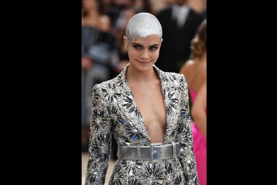 As&iacute; lleg&oacute; Cara Delevingne a la gala. (Foto: CNN)