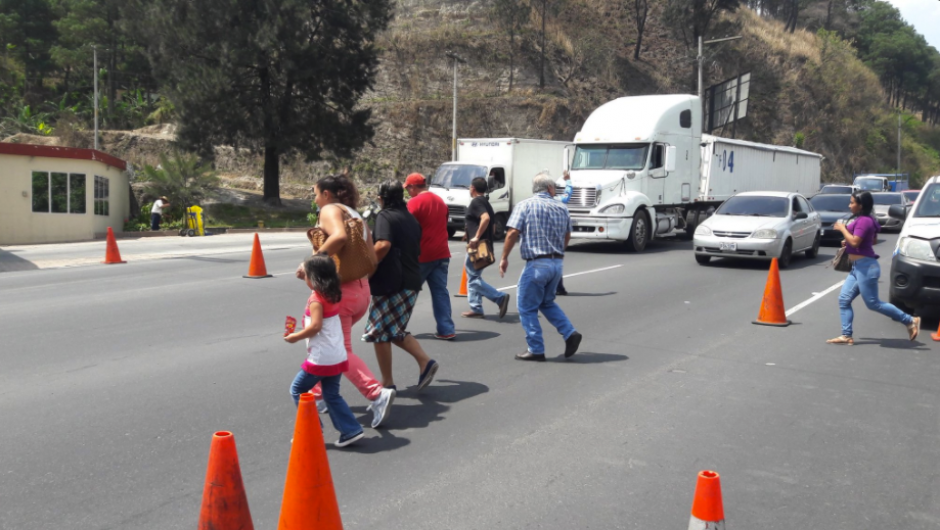 La reparaci&oacute;n del suelo de una pasarela complica el tr&aacute;fico. (Foto: Dalia Santos/PMT)