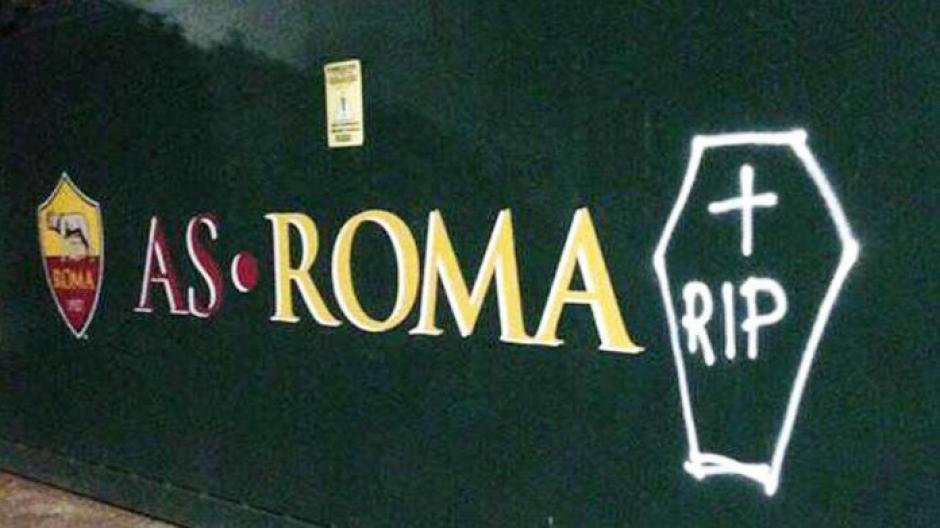 Aficionados del Lazio vandalizan la  sede de la Roma. (Foto: Twitter)