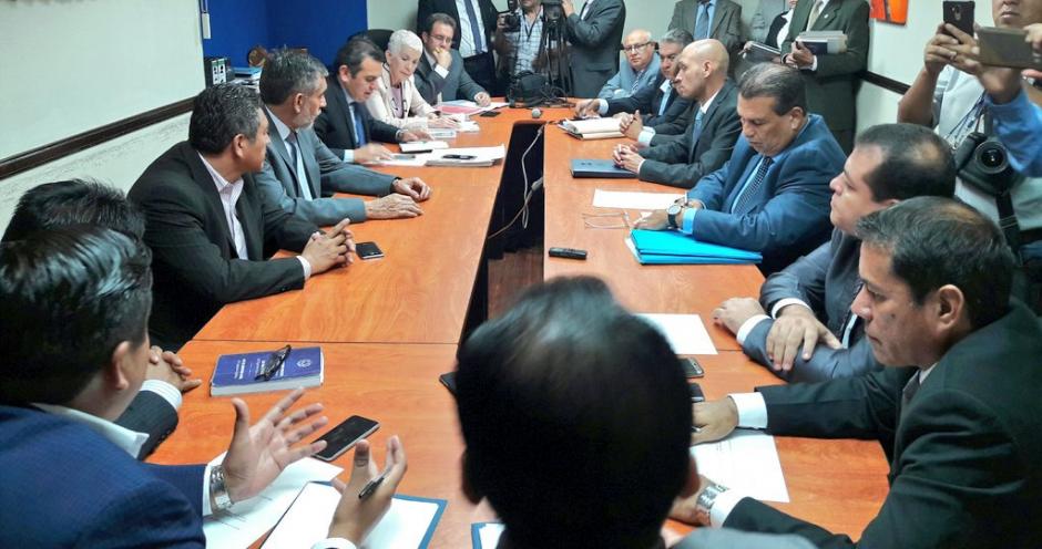 Miembros de la Comit&eacute; de Regularizaci&oacute;n de FIFA se reuni&oacute; este mi&eacute;rcoles con diputados . (Foto: Fedefutbol)