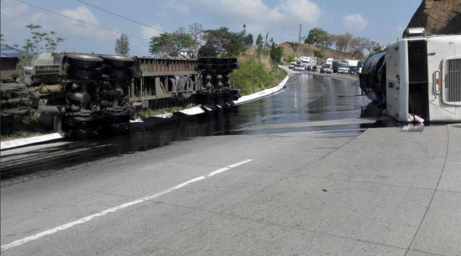 Los camiones bloquean uno de los carriles en la ruta al Atl&aacute;ntico. (Foto: Bomberos Voluntarios) 