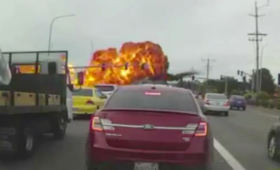 Desde la c&aacute;mara de un auto se observa el accidente. (Foto: abc13 Huston)
