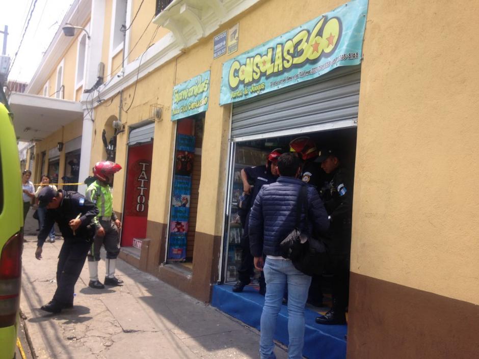 El ataque armado ocurri&oacute; a dos estudiantes que se encontraban en un local de videojuegos. (Foto: Mynor Ruano/ Bomberos Municipales)&nbsp;