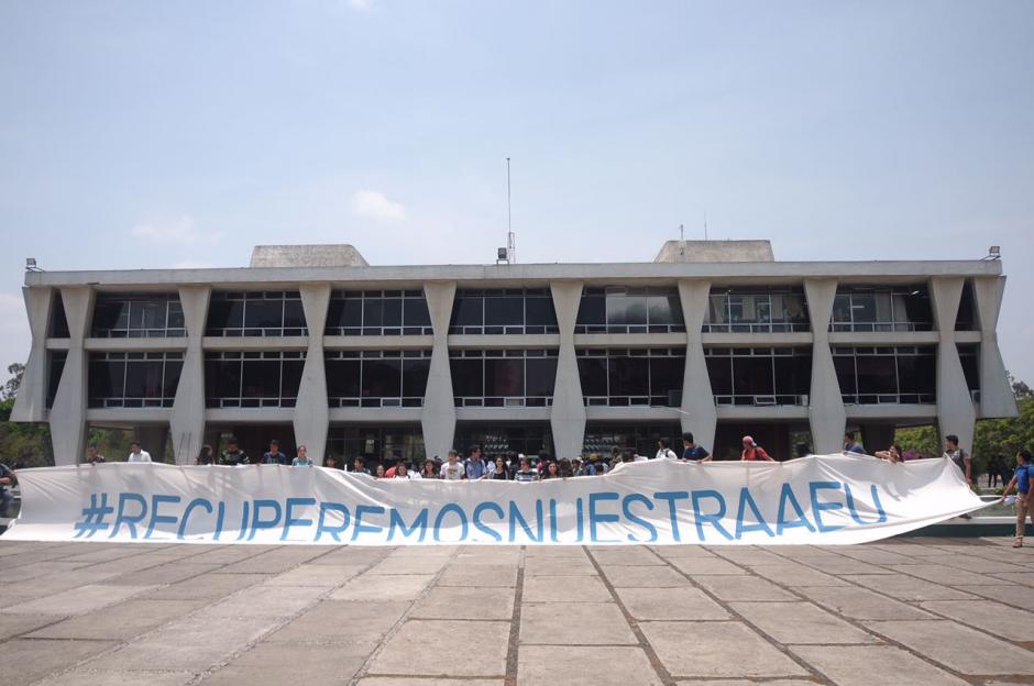 Estudiantes de la Universidad de San Carlos piden elecciones para la AEU. (Foto: Jes&uacute;s Alfonso/Soy502)